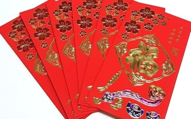 Mengenal kata Imlek, selain perayaan hari raya orang Tionghoa, juga di kenal dengan angpao nya. Lalu apa makna Angpao itu sendiri di hari raya Imlek?