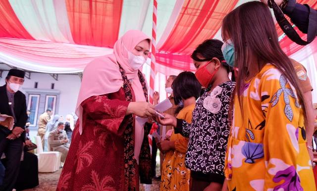Bupati Muaro Jambi Hj Masnah Busro, serahkan Bantuan Sosial (Bansos) kepada masyarakat yang terkena dampak Covid-19 dan Santuni Anak Yatim, di Desa Sipin Teluk Duren, Kecamatan Kumpeh Ulu, Senin (15/02/2021) pagi.
