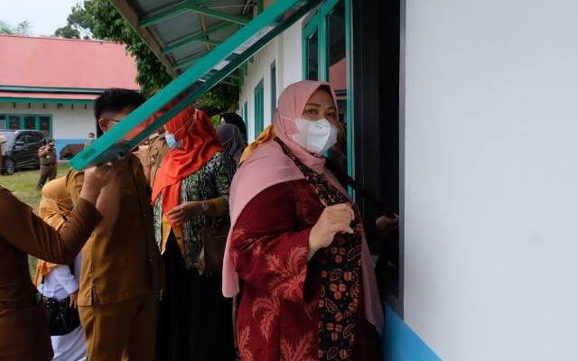 Mendadak, usai bagikan bantuan sosial (Bansos) dan santuni anak yatim di Desa Sipin Teluk Duren, Bupati Masnah langsung tinjau pondok pesantren yang ada di desa tersebut, Senin (15/02/2021) siang.