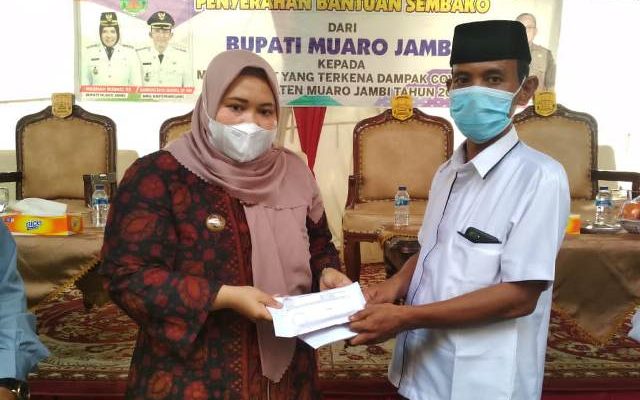 Usai resmikan pemekaran desa, di Sungai Gelam, Bupati Masnah langsung serahkan Bantuan Sosial (Bansos) dan bedah rumah. Serta bagikan masker, kepada masyarakat Desa Penyengat Olak, Kecamatan Jaluko, Rabu (17/02/2021) siang.