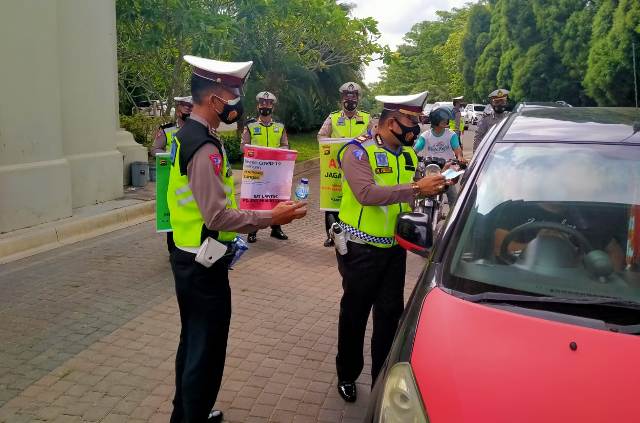 Kasat lantas Polres Muaro Jambi  menghimbau Prokes 5 M dan Berbagi Masker.