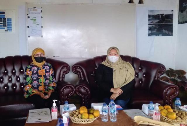 Di tengah hujan deras dan kondisi jalan berlumpur, hal ini tidak menyurutkan langkah dua pimpinan, yakni Pejabat (PJ) Gubernur dan Bupati Muaro Jambi, Masnah Busro untuk pantau pembangunan Kemingking Ekopark, Sabtu (20/02/2021).