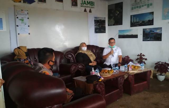 Saat melakukan kunjungan kerja di kawasan industri kemingking, Sabtu (20/02/2021), Ketua Komisi III DPRD Provinsi Jambi, Ahmad Fauzi Ansori minta Penjabat (PJ) Gubernur Jambi agar minta masukan atau saran dari Bappeda terlebih dahulu.