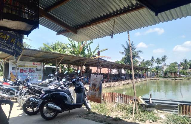 Salam Joran Melengkung, begitulah slogan para mancing mania. Memancing merupakan sebuah hoby bagi sebagian besar orang. Salah satunya Tatang, Ia bahkan sampai dirikan usaha kolam pancing.