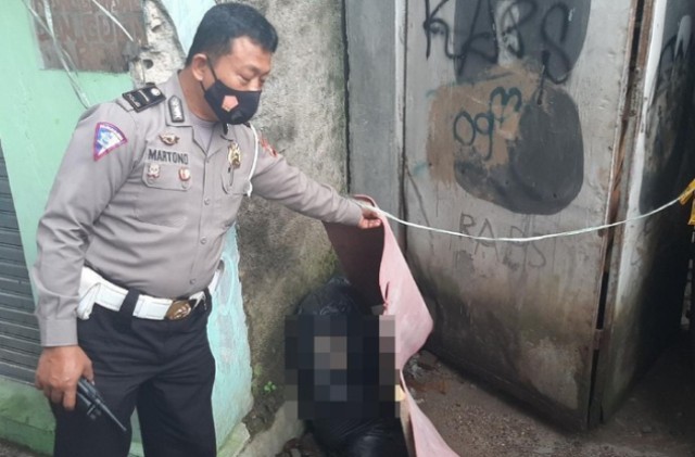 Penemuan mayat wanita, terbungkus plastik dengan kaki terikat ini gegerkan warga sekitar, di duga merupakan korban pembunuhan.