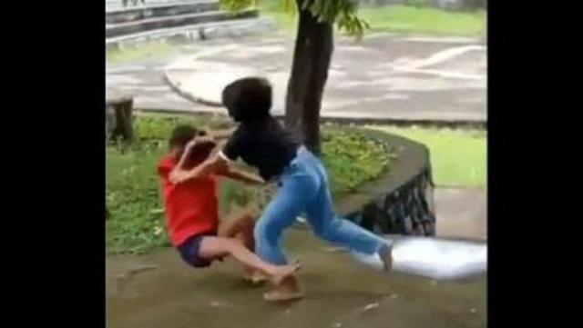 Baru-baru ini beredar sebuah video yang gegerkan jagat maya, di mana dalam rekaman tersebut terdapat dua remaja perempuan tengah baku hantam.