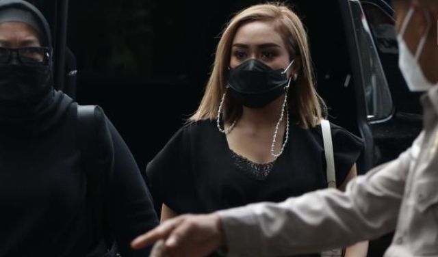 Seorang Penyanyi dangdut Indonesia, Cita Citaa dipanggil KPK baru-baru ini. Hal tersebut, berkaitan dengan dugaan kasus korupsi Bansos yang menyeret nama Pejabat Pembuat Komitmen (PPK) Kemensos, Matheus Joko Santoso lalu.