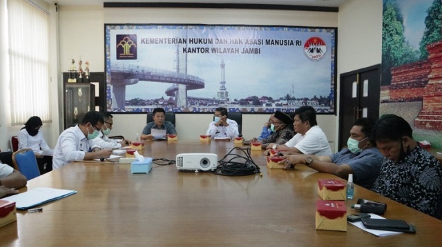 Dalam rangka penyusunan naskah akademik rancangan Peraturan Daerah (Perda) inisiatif, Bapemperda DPRD Merangin datangi kantor wilayah Kemenkumham Jambi, Rabu (20/02/2021).