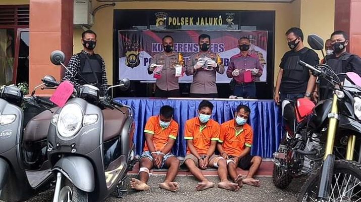 3 Pelaku curanmor lintas provinsi, berhasil di tangkap Polsek Jaluko. Bagi masyarakat yang merasa kehilangan motor, di imbau untuk datang ke Mapolsek. Kok bisa?