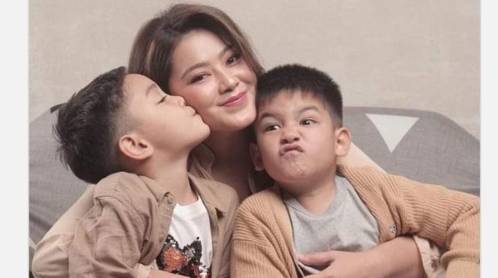 Mantan istri pria yang pernah menjadi Gubernur Jambi Zumi Zola Zulkifli, Sherrin Tharia baru-baru jadi seorotan publik. Foto yang diunggahnya tak berhijab, bikin heboh jagat maya.