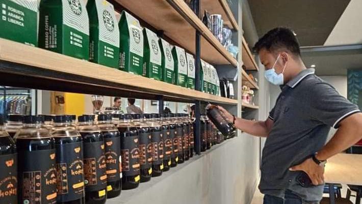 Banyak cara yang di lakukan para pengusaha, untuk menarik minat pengujung dan pembeli. Seperti yang di lakukan managemen di outlet atau tempat oleh-oleh khas Jambi, yang menyediakan makanan, batik hingga tempat nongkrong bagi pengunjung. Menarik bukan?