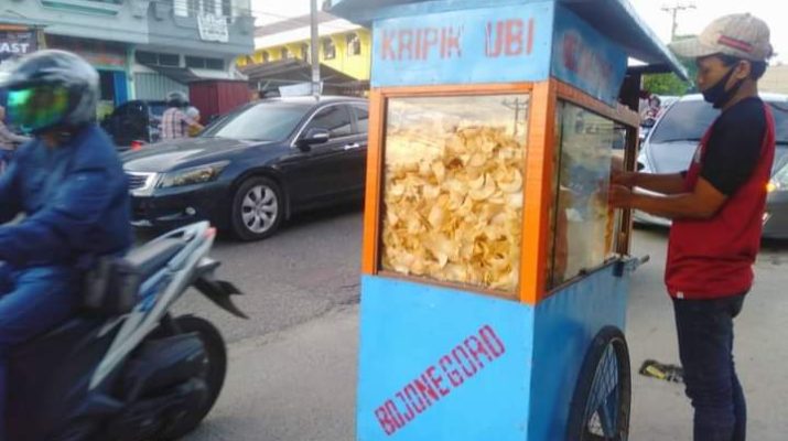 Keripik Singkong Bojonegoro ramai di Jambi, jajaran rakyat Go-Internasional. Selain merakyat, makanan ini juga cocok menjadi cemilan bersantai di rumah. 