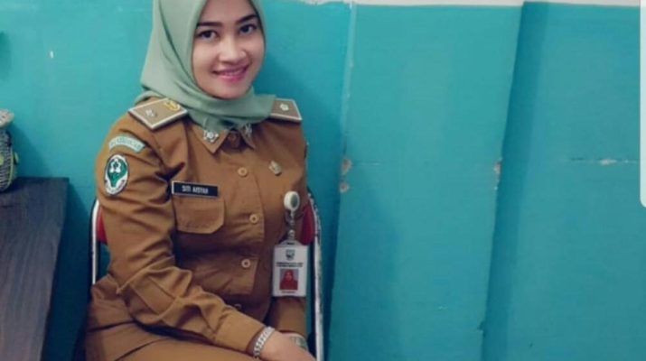 Dalam rangka Hari Wanita Nasional, kisah inspiratif dari perempuan hebat di Jambi mungkin bisa menjadi inspirasi. Salah satunya Siti Aisyah, perempuan asli suku Banjar kelahiran Kuala Tungkal Kabupaten Tanjabbar berhasil sukses di usia yang masih senja.