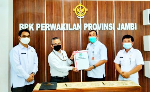 Bupati Kerinci di wakili Penjabat Sekda, Asraf menyerahkan Laporan Keuangan Daerah atau LKD Pemerintah Kabupaten Kerinci 2020, kepada Badan Pemeriksa Keuangan (BPK) Perwakilan Jambi, Rabu (10/3/2021).