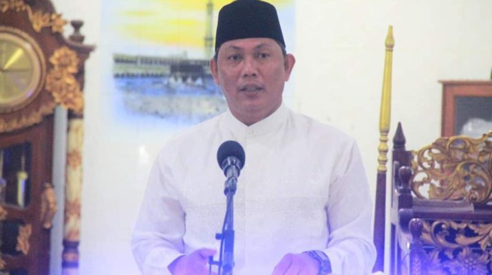 Wakil Bupati atau Wabup Tanjung Jabung Barat (Tanjabbar), Hairan, dan Istri hadiri Peringatan Isra' Miraj Nabi Muhammad SAW di Masjid Nurul Iman, Selasa (9/3/21) malam. 