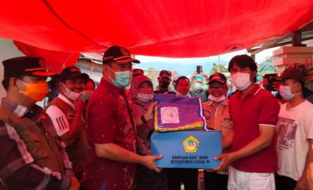 Wakil Bupati Kerinci Ami Taher, di dampingi Sekda Asraf turun ke lokasi untuk meninjau dan menyerahkan bantuan padakorban kebakaran di Desa Tanjung Harapan Cupak. Tepatnya, di Kecamatan Danau Kerinci, Minggu (14/3/2021).