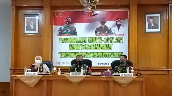 Bupati Muaro Jambi, Hj Masnah Busro ikut hadir dalam kegiatan penutupan TTMD ke 110. Itu artinya, usai sudah program TNI Manunggal Membangun Desa atau TMMD ke 110 tahun 2021 Kodim 0415/ Batanghari. 
