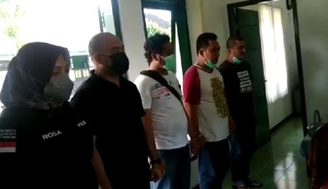 Baru-baru ini, instansi TNI-Polri di gegerkan dengan kejadian 4 orang anggota Polres yang salah gerebek hingga lakukan kekerasan pada Kolonel TNI. Padahal, sudah di bilang, kalau pria yang tengah berada di hotel itu, adalah seorang TNI.