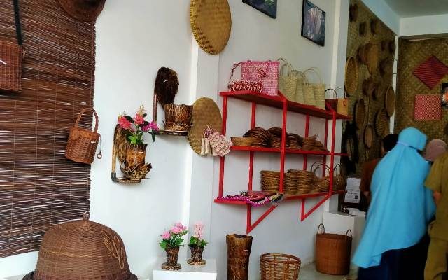 Masih menjadi perhatian Pemerintah di masa pandemi, kali ini Bantuan Langsung Tunai (BLT) dapat di cairkan kembali untuk usaha mikro, kecil, dan menengah (UMKM) 2021.