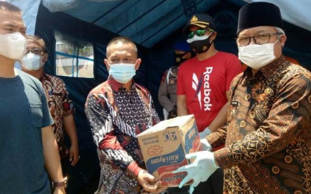 Kebakaran hebat terjadi di wilayahnya, Wakil Bupati (Wabup) Kerinci, Ami Taher langsung mengunjungi lokasi serta menyerahkan bantuan kepada korban di Desa Muara Semerah Mudik, Kecamatan Air Hangat, Kamis (04/03/2021).