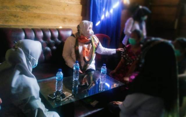 Mendengar kabar salah satu warganya tertimpa musibah, Bupati Masnah langsung turun untuk melihat korban pemerkosaan, oleh ayah kandungnya di Kecamatan Mestong, Rabu (10/03/2021).