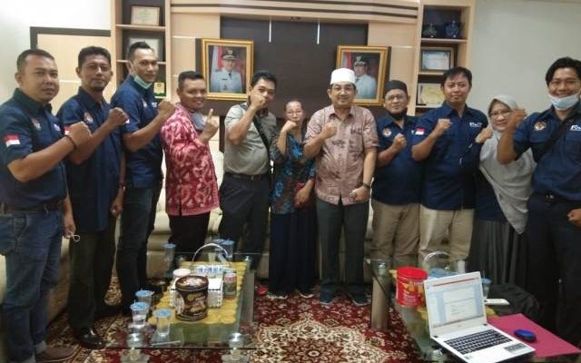 Pengurus Forum Honorer (FHT) dan perwakilan Guru dan Tenaga Kependidikan Honorer Kabupaten Tanjung Jabung Barat (Tanjabbar), melakukan audiensi dan silahturahmi dengan Bupati, Jumat (11/3/21).