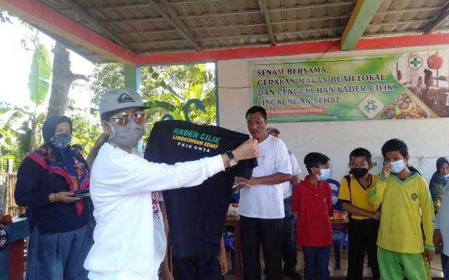 Tak henti-hentinya, upaya berbagai pihak untuk kelestarian lingkungan. Salah satunya DPRD, bersinergi dengan Mahasiswa Universitas Jambi (UNJA), untuk lantik Kader Cilik di Kelurahan Bagan Pete, Minggu (21/03/2021).