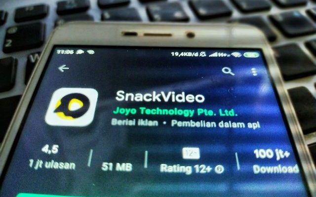 Banyak aplikasi ilegal yang meresahkan masyarakat, salah satunya Snack Video yang baru saja di blokir oleh Kementerian Komunikasi dan Informatika (Kominfo) Indonesia.