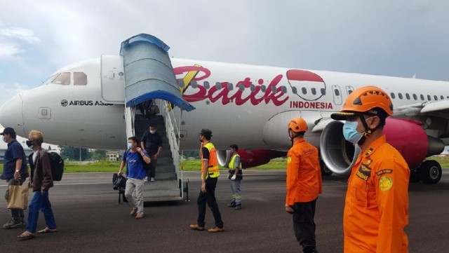 Baru saja di kabarkan, penerbangan Pesawat Batik Air rute Jambi-Jakarta harus putar balik ke Bandara setelah 20 menit mengudara, Sabtu (06/03/2021).