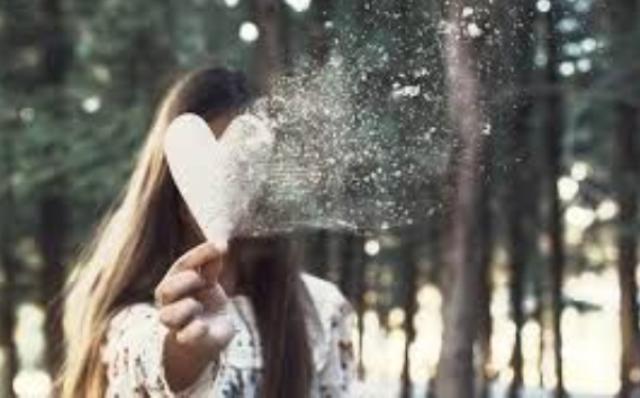 Baru-baru ini, sebuah kata tengah menjadi viral di media sosial. Yakni Ghosting, perbuatan tersebut bisa di bilang jahat, namun ini cara mengakhiri hubungan dengan baik.