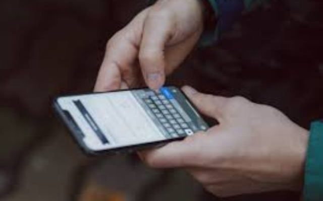 Bahaya Bawa Handphone ke Toilet, Ini Dampak Buruknya