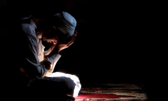 Setiap umat muslim pasti tau kalau doa qunut itu di bacakan saat sholat subuh, namun tidak menutup kemungkinan, sebagian orang belum tau apa arti dari doa yang mereka baca tersebut.