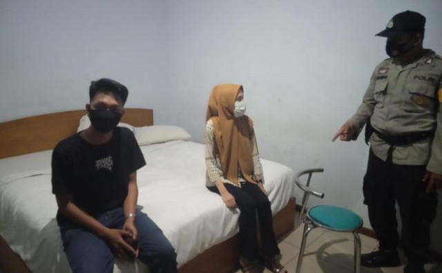 Bukannya beramal dan memperbaiki diri di bulan Suci Ramadhan ini, pasangan bukan suami istri di jambi ini malah ngamar di hotel. Tak ayal, mereka yang terciduk dalam razia polisi, akhirnya di amankan.