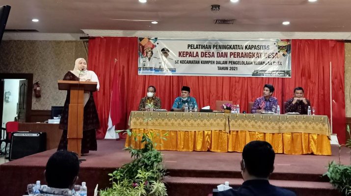 Bupati Muaro Jambi, Hj Masnah Busro, Kamis (1/4/21) hadiri Pelatihan Kades dan Perangkat. Ia berharap, pelatihan berdampak positif bagi pemerintahan desa.