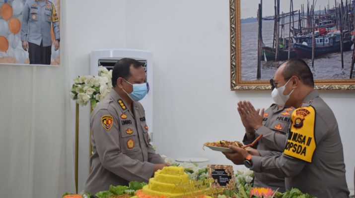 Sebelum jam apel pagi, Sejumlah pejabat Utama Polda Jambi, mendadak datangi rumah dinas Kapolda Jambi, Irjen Pol A Rachmad Wibowo. Tepatnya, pada Senin (12/04/2021). 