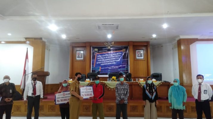 Dampak ekonomi oleh Pendemi Covid-19 kian menyasar, khususnya pelaku usaha UMKM. Untuk itu, Pemkab Muaro Jambi beserta Polda Jambi gelar sosialisasi Pemulihan Ekonomi Nasional (PEN) bagi masyarakat dan UMKM, Senin (12/04/2021).