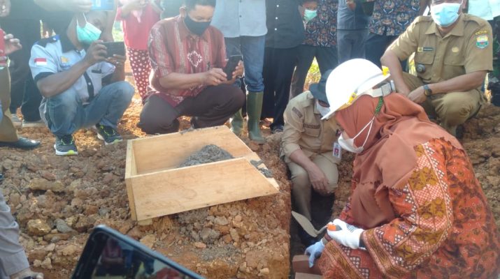 Usai berkunjung lalu Gedor Bantuan Corporate Social Responsibillity (CSR) beberapa perusahaan sekitar. Bupati Muaro Jambi, Hj Masnah Busro resmikan peletakan batu pertama SMA Suko Awin Jaya, Senin (12/04/2021).
