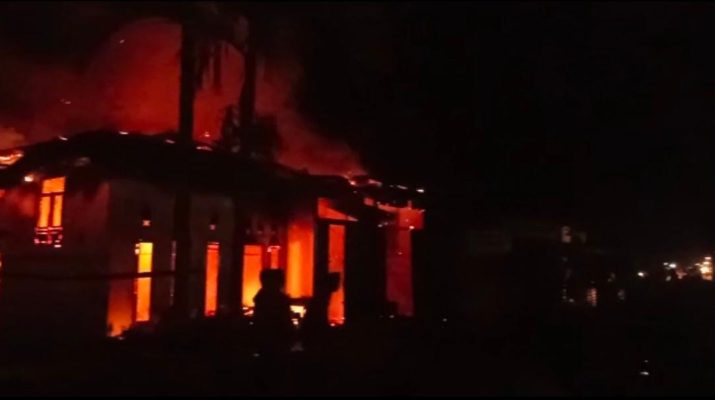 Bertepatan dengan malam pertama puasa ramadhan, Selasa (12/4/21) kabar duka datang. Kebakaran menghanguskan 1 rumah di Desa Semerah Kecamatan Tanah Cogok, usai di tinggal Sholat tarawih di masjid.