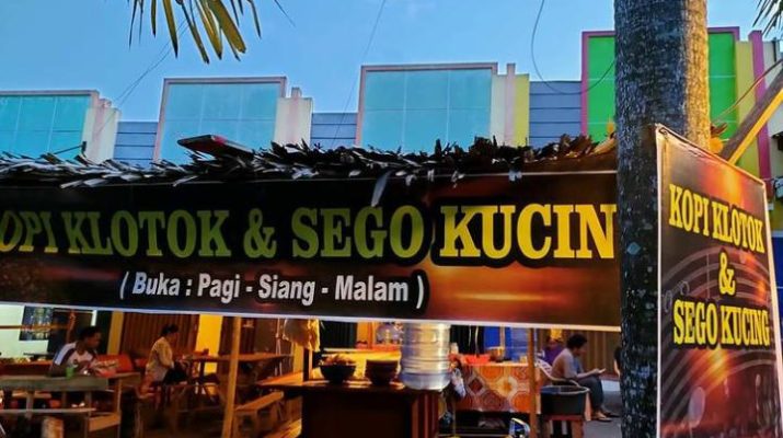 Hari pertama di Bulan Suci Ramadhan membawa semarak tersendiri, khususnya bagi Kawula Muda. Nah untuk ngabuburit dan bukber, angkringan yang satu ini cocok banget, komplit dengan live accoustic nya loh.