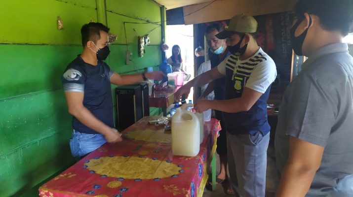 Marak dan beroperasi di tengah bulan suci Ramadhan tahun 2021, Tim Ops Seginjai Polda Jambi berhasil amankan 6 Jukir liar dan puluhan litar tuak. 