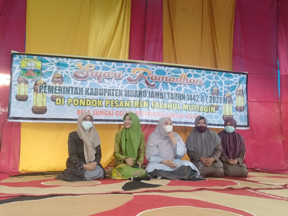 Kunjungi masyarakat Sungai Gelam, Bupati Masnah Busro hadir dalam acara Safari Ramadhan. Bertempat di Pondok Pesantren (Ponpes) Falahul Muttaqin, Sungai Gelam pada Senin (19/04/2021).
