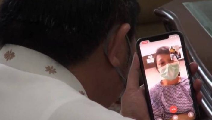 Baru-baru ini, Gubernur Sumsel di ketahui melakukan Video Call dengan perawat di RS Siloam Palembang. Keduanya tampak berbincang-bincang dan berbicara banyak hal.
