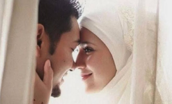 Puasa bukan cuma menahan lapar dan haus saja, akan tetapi hawa nafsu. Makanya, pasangan yang sudah menikah di larang berhubungan badan pada siang hari. Lalu bagaimana hukum seorang musafir yang menggauli istrinya di siang waktu bulan Ramadhan, di mana ia sendiri sedang tidak berpuasa?