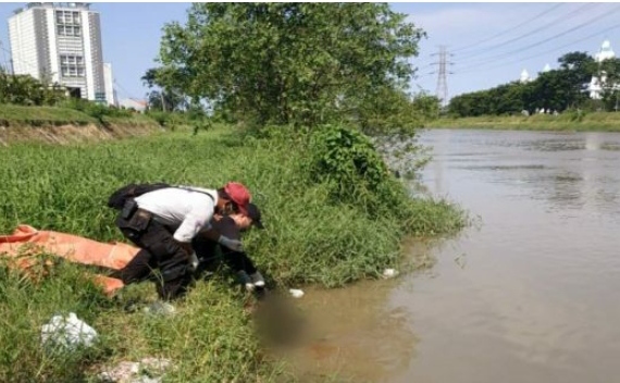 Baru-baru ini, tingkah pria ini bukan geger warga setempat. Di mana setelah kepergok mencuci motor, Ia nekat lompat ke kali hingga akhirnya di temukan tewas mengapung.