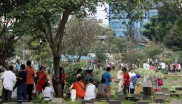 Jelang datangnya bulan suci Ramadhan, Minggu (11/04/2021) warga di Jambi tampak padati TPU untuk melakukan Do’a dan ziarah ke Kubur kerabat dan keluarganya yang sudah meninggal dunia. Hal ini pun, sudah menjadi tradisi masyarakat, khususnya umat muslim yang di Indonesia.  