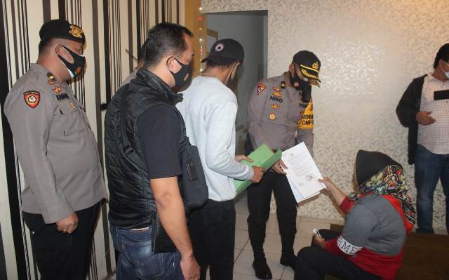 Tengah asyik karaoke sambil minum bis di bulan puasa, 3 pasangan pria dan wanita digerebek polisi. Mereka terjaring dalam operasi siginjai Polres Kerinci, yang di gelar di tempat Karaoke Kota Sungai Penuh baru-baru ini.