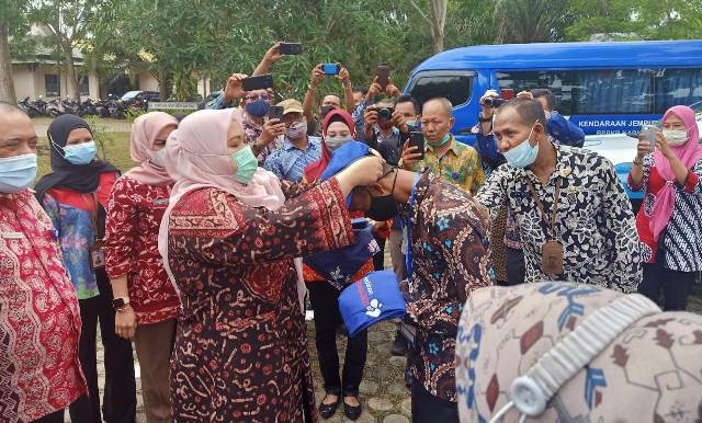 Bertempat di halaman DPPKB, Kamis (1/4/21) pagi, Bupati Launching PK 21. Bupati sarankan petugas melakukan pendataan berlangsung dengan nyaman.