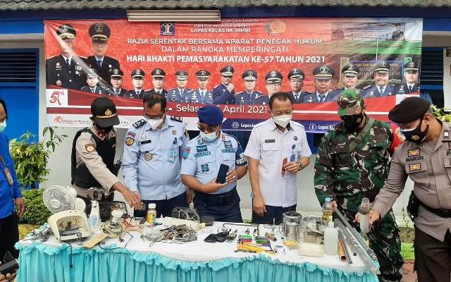 Lapas Klas II A Jambi melakukan razia di seluruh sel tahanan, dalam rangka Hari Bakti Pemasyarakatan ke-57. Saat pelaksanaan ini, petugas temukan senjata tajam (sajam) yang di bawa oleh tahanan Lapas Jambi.