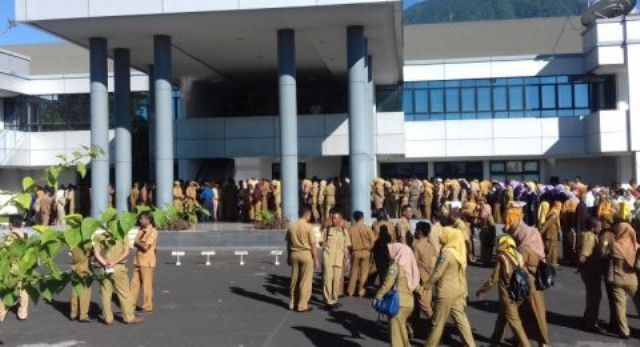 Baru-baru ini sebuah kabar menghebohkan beredar, di mana seorang oknum Pegawai Negeri Sipil (PNS) perempuan, selingkuh dengan 2 pria hingga berakhir turun jabatan.