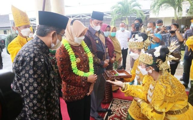 Bupati Tanjung Jabung Barat, Drs. H. Anwar Sadat, sambut Kunjungan Kerja atau Kunker Pj Gubernur Jambi Dr. Hari Nur Cahaya Murni, M.Si. Minggu (7/3).